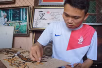 Chàng trai khuyết tật thổi hồn vào những hạt gạo