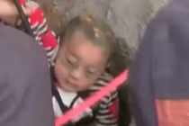 Clip giải cứu bé trai rơi xuống giếng sâu 90m