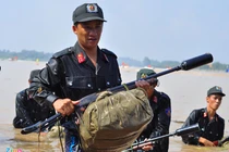 Ảnh: Cảnh sát cơ động vừa bơi sông vừa bắn súng điệu nghệ