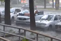 Cô gái lấy thân mình che chở ô tô giữa trời mưa đá