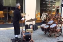 Khả năng chơi trống điệu nghệ của nghệ sĩ đường phố