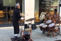 Khả năng chơi trống điệu nghệ của nghệ sĩ đường phố