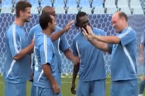 Cười xuyên Việt clip chàng cầu thủ xui xẻo nhất quả đất