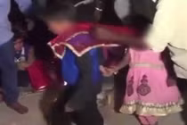 Cô dâu 5 tuổi khóc thảm thiết trong lễ cưới chú rể 11 tuổi