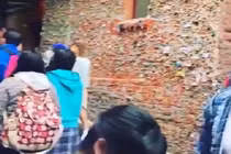 Điểm du lịch “bẩn” nhất thế giới vẫn nườm nượp du khách