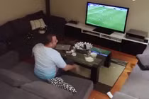 Đang xem Euro bị vợ làm phiền, chồng nổi điên đập tan ti vi