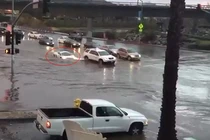 Ngỡ ngàng xem siêu xe Lamborghini vượt nước lũ như tàu ngầm