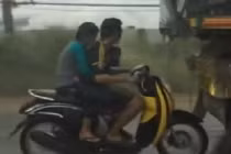 Thót tim với chiêu tránh mưa có một không hai