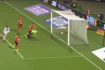 Pha bóng xui xẻo khó tin ở giải VĐQG Pháp