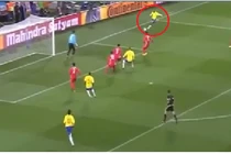 10 bàn thắng đẹp không tưởng từ những góc sút hẹp