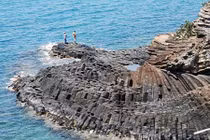 Ngắm “tổ ong” khổng lồ, dài trăm mét ven biển Phú Yên