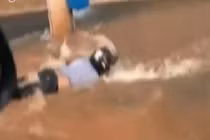 Người đàn ông bị lũ xoáy nuốt trọn vẫn thoát chết