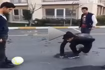 Xoắn quẩy chơi bóng, trai trẻ nhận quả đắng