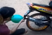 Trai trẻ thổi bóng bay bằng... pô xe máy cực nhanh