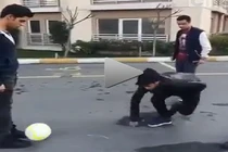 Xoắn quẩy chơi bóng, trai trẻ nhận quả đắng