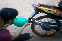 Trai trẻ thổi bóng bay bằng... pô xe máy cực nhanh