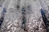 Đặc nhiệm nổi tiếng Indonesia bò dưới làn đạn như mưa