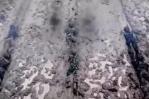 Đặc nhiệm nổi tiếng Indonesia bò dưới làn đạn như mưa