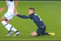 Những tình huống “phạm lỗi” hài hước trong bóng đá