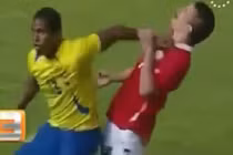 10 pha ăn vạ hài hước nhất lịch sử bóng đá