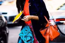 Nhặt được túi xách có đôla, thanh niên nghèo trả lại cho người bị mất