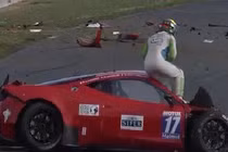 Clip tai nạn cắt cụt đầu xe đua, lái xe vẫn vô sự thần kỳ