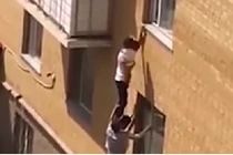 Thoát chết ngoạn mục nhờ “kim tự tháp người”