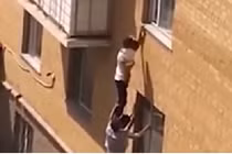 Thoát chết ngoạn mục nhờ “kim tự tháp người”