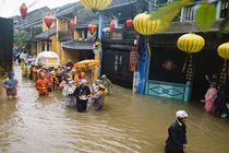 Xót xa đám tang giữa mênh mông nước lũ phố cổ Hội An