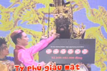 Danh hài Hoài Linh đeo mặt nạ nhận 92 tỷ đồng