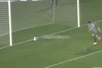 Sai lầm của thủ môn và pha chuộc lỗi bất thành