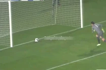 Sai lầm của thủ môn và pha chuộc lỗi bất thành