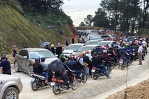 Ôtô xếp hàng 5 km lên chùa Đại Tuệ trong ngày khai bút