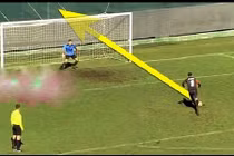 Những pha ghi bàn đẹp mắt “phá lưới” hiếm có trong lịch sử