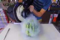 Cái kết bất ngờ khi đổ nitơ lỏng vào ruột dưa hấu