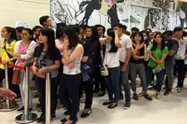 Mỏi chân xếp hàng chờ mua đồ giảm giá ở phố nhà giàu