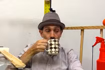 Phong cách uống cà phê độc đáo của “thánh lười“