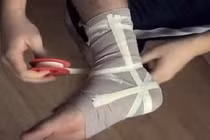 Cách băng bó vết thương ở mắt cá chân như chuyên gia