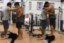 Kinh ngạc hai thanh niên trăm cân đứng lên người cô gái nhỏ xíu