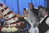 Những sự cố hài hước trong đám cưới không thể nhịn cười