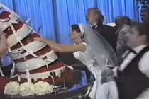 Những sự cố hài hước trong đám cưới không thể nhịn cười