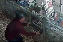 Nam thanh niên thản nhiên vào hiệu thuốc lấy trộm két tiền