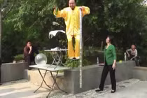 Xem võ sư Trung Quốc hút đồ vật bằng lòng bàn tay 