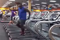 Chàng trai nhảy múa trên máy chạy bộ