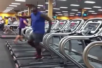 Chàng trai nhảy múa trên máy chạy bộ