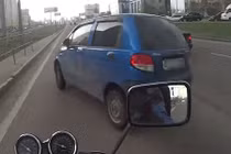 Clip: Lái xe mô tô may mắn nhất thế giới