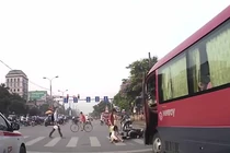 Thót tim cảnh dừng đèn đỏ, cô gái bị xe khách húc ngã