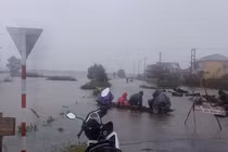 Ảnh: Cố đô Huế chìm trong biển nước, dân đi thuyền giữa phố