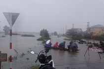 Ảnh: Cố đô Huế chìm trong biển nước, dân đi thuyền giữa phố