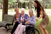 Mối tình không phân biệt tuổi tác gây ngỡ ngàng